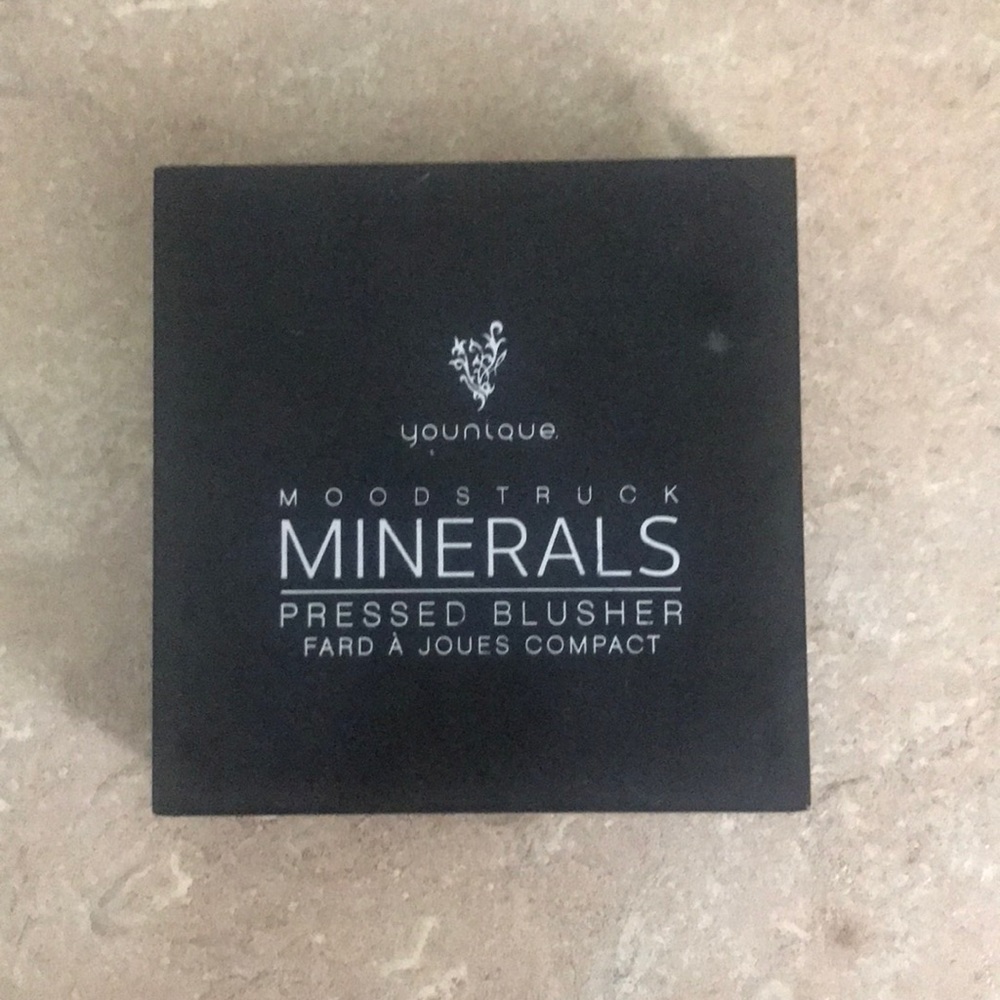 Younique moodstruck minerals pressed blush compact